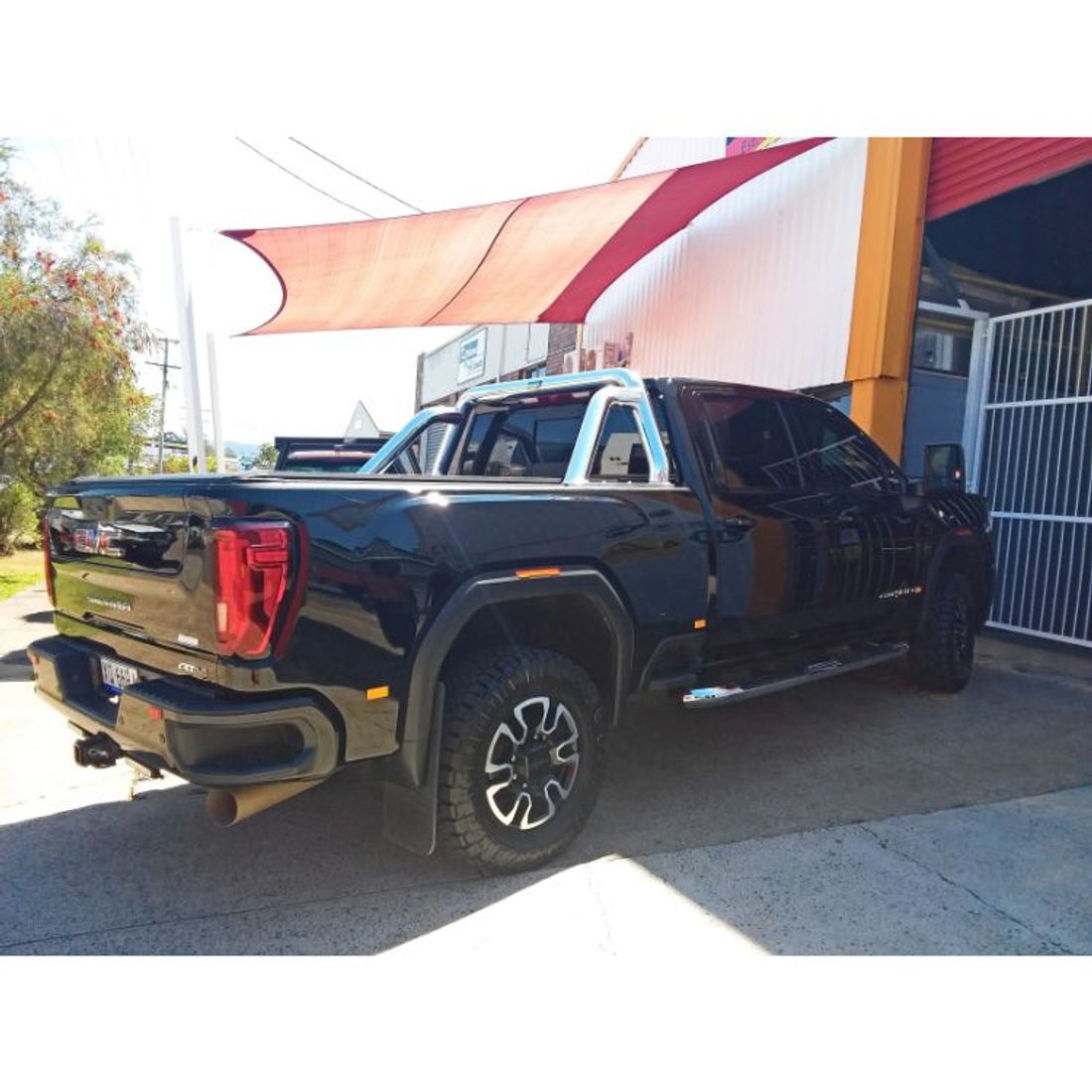 Custom 100mm Polished Sportsbar to suit 2021 GMC Sierra with roller shutter