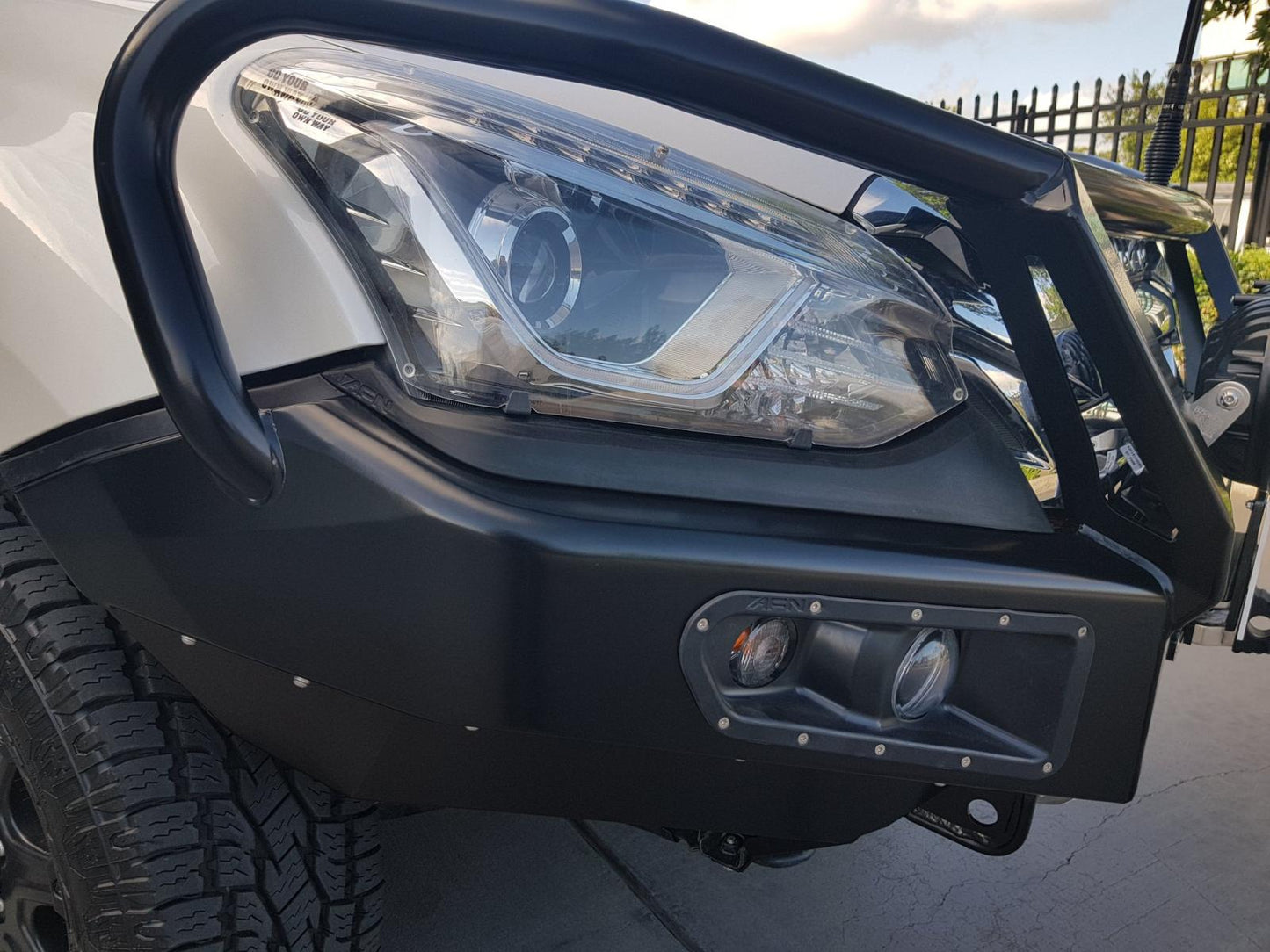 ISUZU MU-X 2017-2020 - LOOPLESS BULLBAR