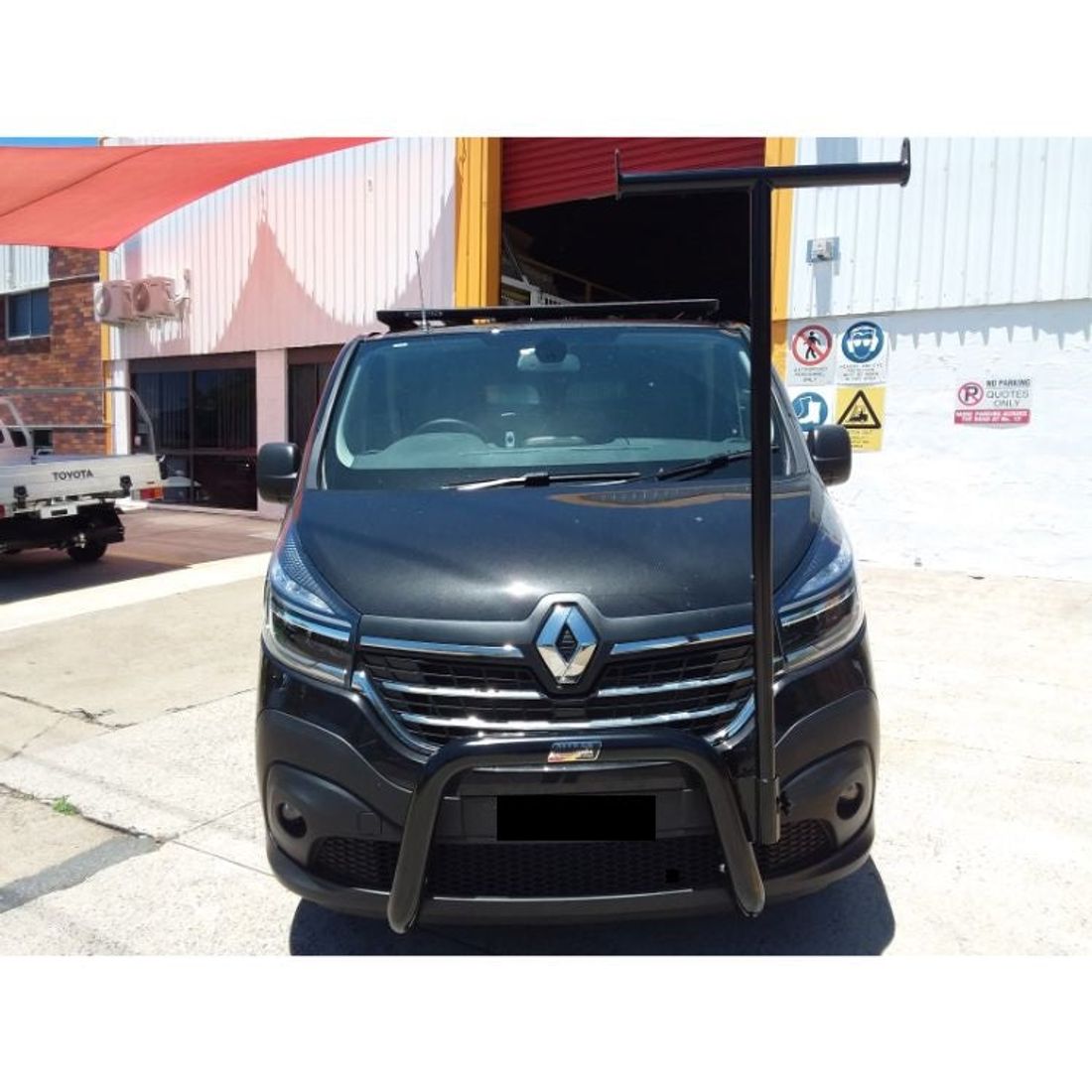 Black Nudgebar with T Rack to suit 2020 Renault Trafic